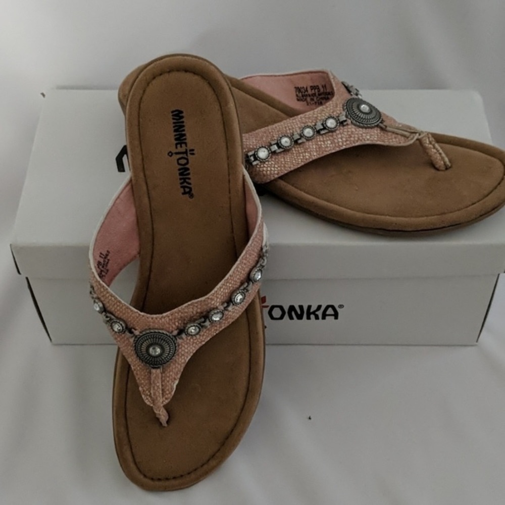 Minnetonka Womans Sandles Size 11M Sybil Blush Color Python Embossed Style NWOB